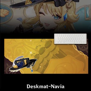 Op de afbeelding: Een deskmat met een stripfiguur met blond haar en blauwe ogen, met een zwarte hoed met een blauwe edelsteen. De deskmat heeft een gele en gouden achtergrond met de tekst "Deskmat-Navia" onderaan. Een wit toetsenbord staat in de rechterbovenhoek.