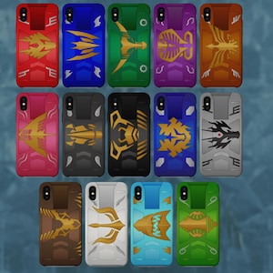 Puede incluir: Una colección de fundas de teléfono coloridas con varios diseños dorados y estilizados. Las fundas son en tonos de rojo, azul, verde, morado, rosa, negro, marrón y plateado. Cada funda presenta un patrón único, incluyendo formas geométricas e ilustraciones abstractas.