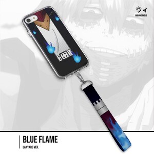 Puede incluir: Una funda transparente para teléfono con un diseño en blanco y negro con llamas azules y el texto "BLUE FLAME LANYARD VER." Se adjunta un cordón a juego. El diseño de la funda del teléfono se asemeja al atuendo de un personaje.