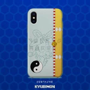 Peut inclure: Coque de téléphone bleu clair avec un dessin de personnage de dessin animé, un symbole yin-yang noir et blanc et le texte "KYUBIMON". L'étui a un motif à rayures jaunes et rouges sur le côté.