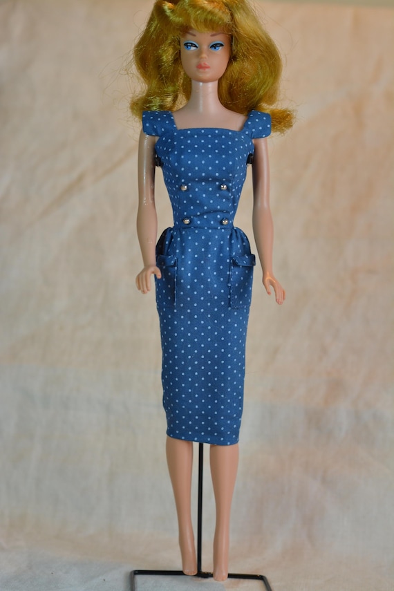 Abito vintage Barbie On-The-Go Pak a tubino blu a pois, Mattel del