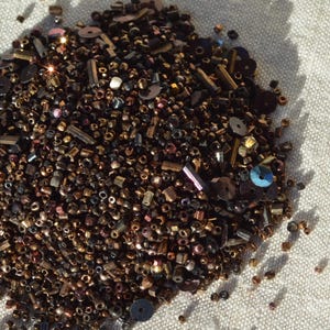 Splendido mix di perline di semi antiche metalliche in tonalità bronzo Deco, 7 g, scatola di lavoro anni '30