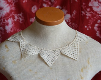 Antique Crochet Lace Collar Pointed Dags, Ivory, 22" opening