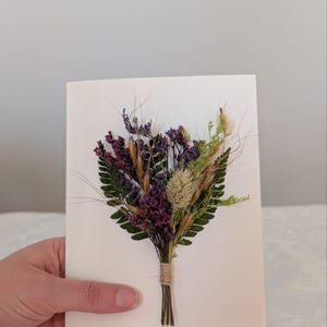 Carte florale faite main avec des fleurs naturelles séchées et préservées | Mini bouquet sur carte | Carte botanique pliée de 5 x 7 po. de couleur ivoire doux