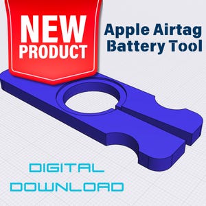 Könnte beinhalten: Ein blaues Plastikwerkzeug, das beim Öffnen von Apple AirTags zum Batteriewechsel hilft. Das Werkzeug ist wie eine Zange geformt mit einer kreisförmigen Öffnung in der Mitte. Der Text "NEW PRODUCT" wird in einem roten Banner oben im Bild angezeigt. Der Text "Apple Airtag Battery Tool" wird in schwarzer Schrift unter dem Banner angezeigt.