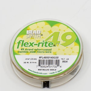 Pode incluir: Um carretel de microfio de aço inoxidável revestido de nylon flex-rite de 49 fios da Bead Smith. O carretel é dourado metálico e contém 9,14 m de fio. O rótulo inclui o número do produto #FL49X014SG30.