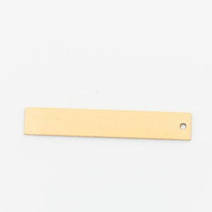 Un colgante de barra chapado en oro de 14 k en blanco: dije rectangular de 5,2 x 31 mm AS104