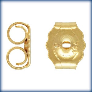 K&ouml;nnte beinhalten: Ein Paar goldene Ohrring-Verschl&uuml;sse. Ein Verschluss ist ein einfaches Schleifendesign, der andere ist ein gr&ouml;&szlig;eres, gewelltes Design mit der Nummer "14K" darauf.