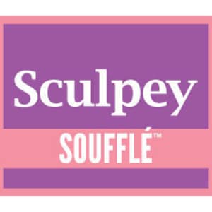 Pode incluir: Embalagem roxa e rosa para a argila polim&eacute;rica da marca Sculpey Souffle. A embalagem apresenta o nome da marca "Sculpey" em texto branco e o nome do produto "Souffle" em texto branco com um s&iacute;mbolo de marca registrada.