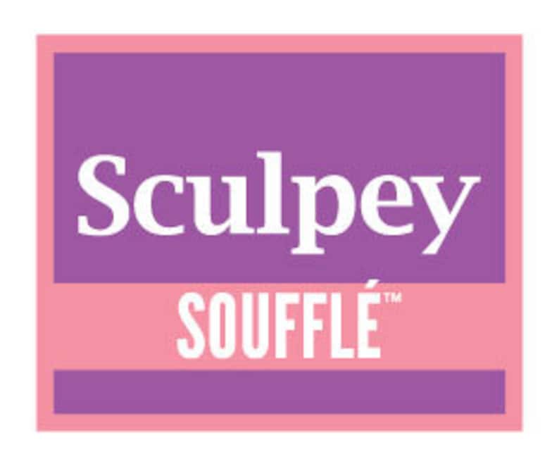 Pode incluir: Embalagem roxa e rosa para a argila polim&eacute;rica da marca Sculpey Souffle. A embalagem apresenta o nome da marca "Sculpey" em texto branco e o nome do produto "Souffle" em texto branco com um s&iacute;mbolo de marca registrada.