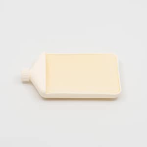 Puede incluir: Una botella de plástico blanca con un líquido amarillo en su interior. La botella tiene una pequeña tapa en la parte superior.