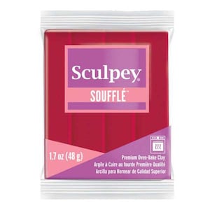 Pode incluir: Um pacote de 48 gramas de argila para assar Sculpey Souffle de cor vermelha brilhante. O pacote tem o nome da marca Sculpey e o nome do produto Souffle impresso nele. O pacote tamb&eacute;m inclui instru&ccedil;&otilde;es para usar a argila.