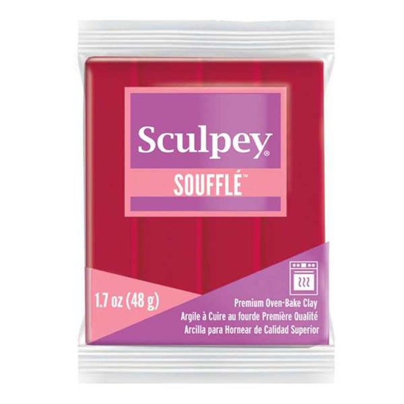 Pode incluir: Um pacote de 48 gramas de argila para assar Sculpey Souffle de cor vermelha brilhante. O pacote tem o nome da marca Sculpey e o nome do produto Souffle impresso nele. O pacote tamb&eacute;m inclui instru&ccedil;&otilde;es para usar a argila.