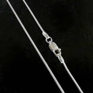 Puede incluir: Un collar de cadena de serpiente de plata con cierre de langosta.