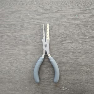 Könnte beinhalten: Eine blaue Zange mit silbernem Metallkörper und einer Skala an der Seite. Die Skala ist mit Zahlen von 0 bis 15 gekennzeichnet.