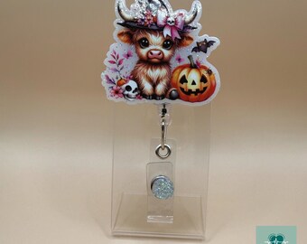 Portatarjetas retráctil con forma de vaca de las Tierras Altas de Halloween, sombrero de bruja y calabaza, regalo para enfermeras de otoño, clip retráctil para identificación, idea de regalo para la temporada de Halloween.