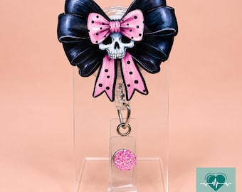 Portatarjetas retráctil con forma de calavera y lazo, portatarjetas de identificación retráctil negro y rosa con lunares, regalo gótico de Halloween para enfermeras.