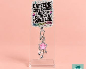 Portatarjetas de identificación con diseño de café "La cafeína no es suficiente", divertido portatarjetas plateado con purpurina y dije de estrella rosa, diseño de rayo arcoíris, regalo para compañeros de trabajo.