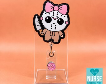 Portatarjetas con forma de máscara de hockey y lazo rosa, lindo portatarjetas de enfermera con temática de terror, portatarjetas de identificación inspirado en películas de terror, regalo espeluznante para el sector salud en Halloween