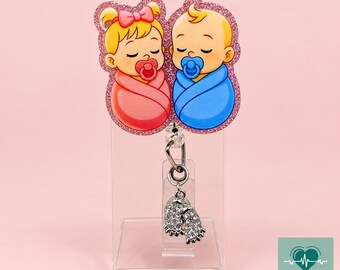Portatarjetas retráctil con diseño de bebés durmiendo y dije de pies de bebé, rosa y azul, regalo para enfermeras de la UCIN, idea de regalo para el área de parto.