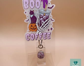Portatarjetas de identificación de Halloween con diseño de Freshly Boo’d Coffee, purpurina morada, mano de esqueleto y gato negro, idea de regalo espeluznante para enfermeras del sector sanitario.