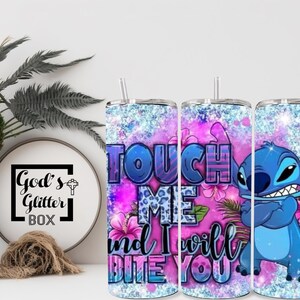Könnte beinhalten: Ein Set aus drei Edelstahl-Bechern mit einem glitzernden Hintergrund in Pink, Blau und Lila. Die Becher zeigen eine blaue Stitch-Karikatur mit dem Text "Touch Me And I Will Bite You".