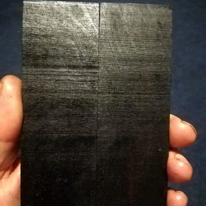 Peut inclure: Deux morceaux de bois noir, chacun avec une surface lisse et polie. Le bois a un grain naturel et est pr&ecirc;t &agrave; &ecirc;tre utilis&eacute; pour l'artisanat.