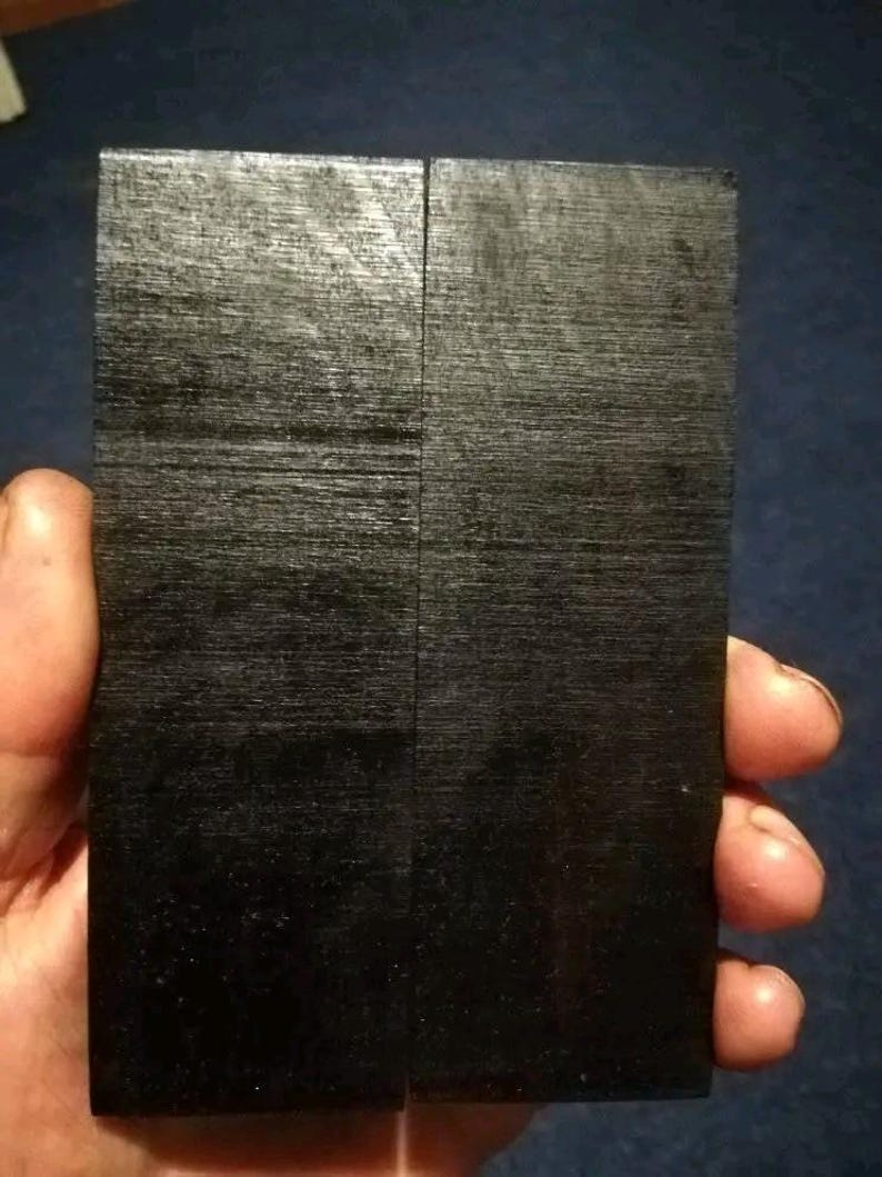 Peut inclure: Deux morceaux de bois noir, chacun avec une surface lisse et polie. Le bois a un grain naturel et est pr&ecirc;t &agrave; &ecirc;tre utilis&eacute; pour l'artisanat.