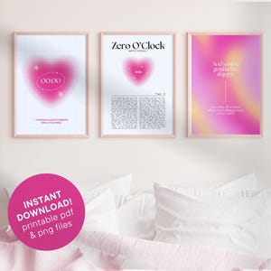 Puede incluir: Tres impresiones artísticas enmarcadas con diseños degradados rosas y blancos. Las impresiones presentan una forma de corazón, texto y un fondo de cuadrícula. El texto incluye "Zero O'Clock" y "And you're gonna be happy". Un círculo rosa con texto dice "¡DESCARGA INSTANTÁNEA! archivos pdf y png imprimibles".