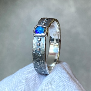 Anillo de ópalo azul Boulder: banda de plata Argentium orgánica, pátina oscura