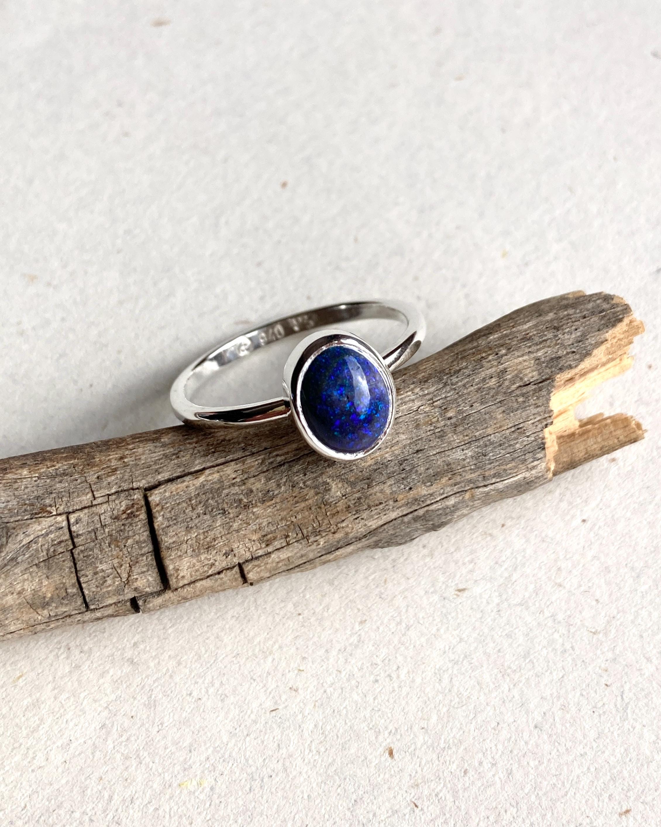 繊細なオーストラリア産マトリックスオパールリング：アルジェンティ