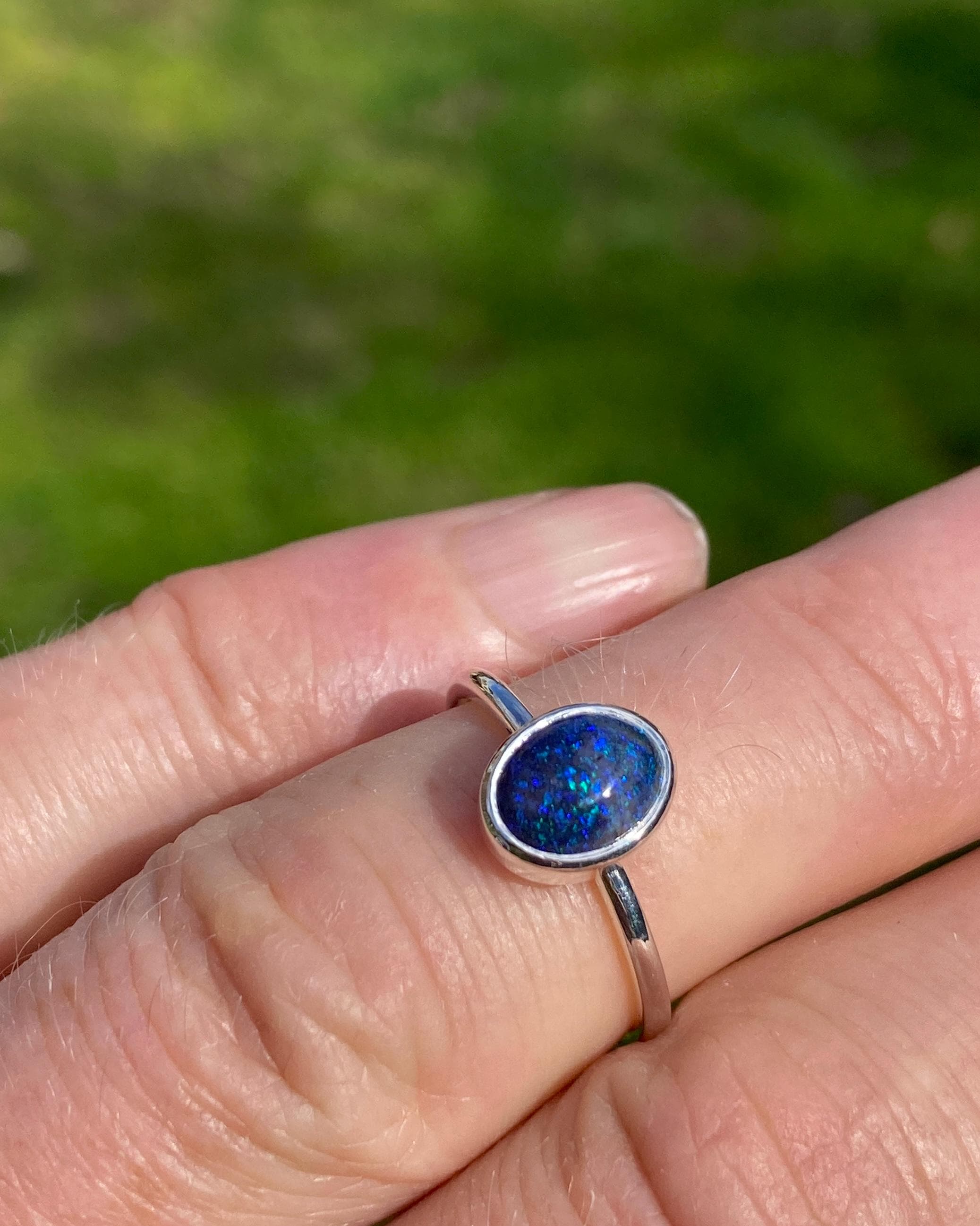 繊細なオーストラリア産マトリックスオパールリング：アルジェンティ