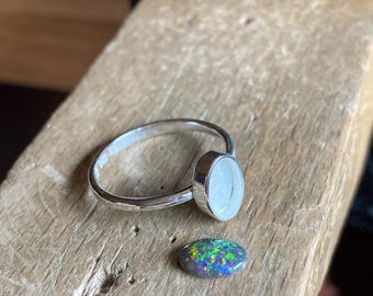 繊細なオーストラリア産マトリックスオパールリング：アルジェンティ