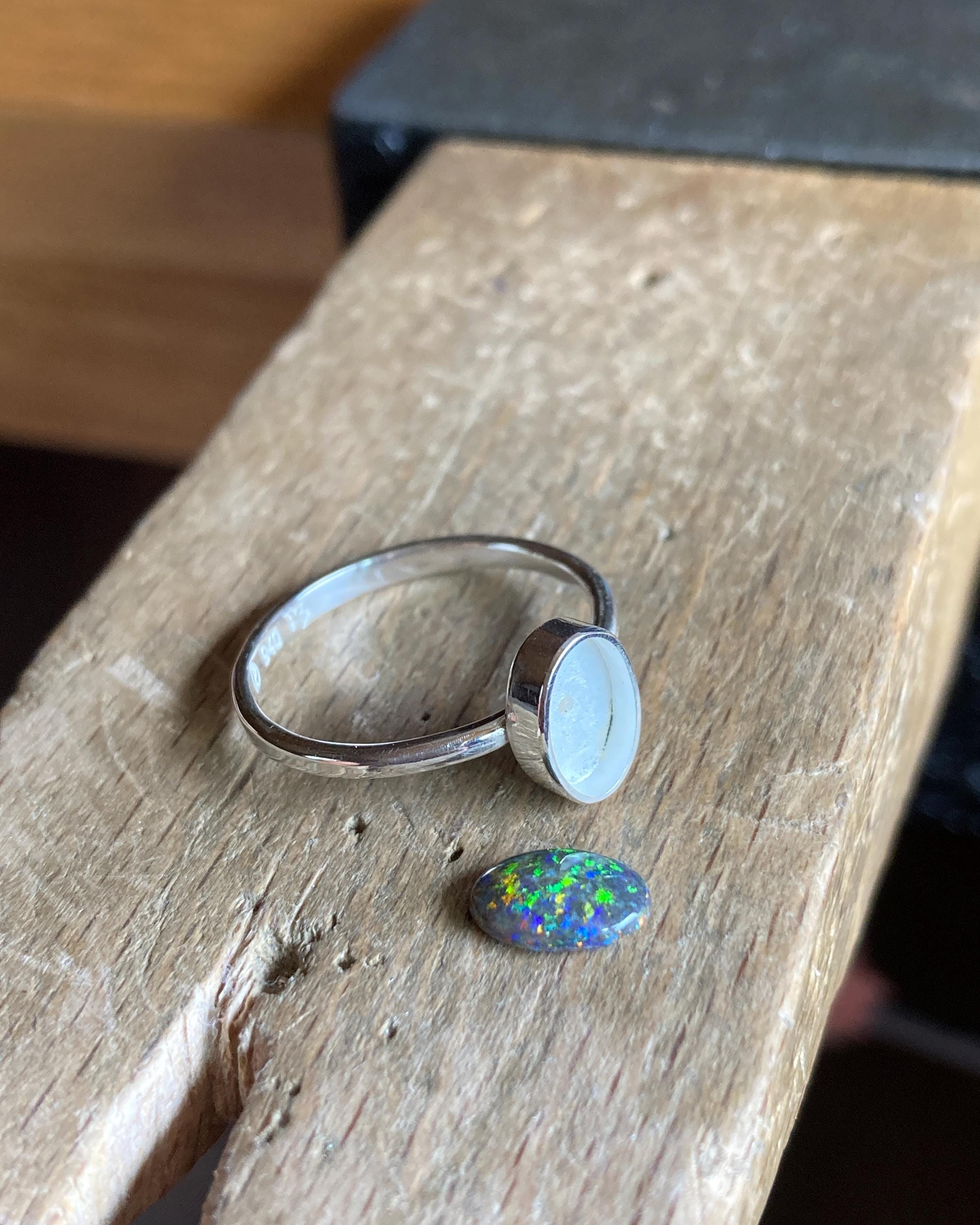 繊細なオーストラリア産マトリックスオパールリング：アルジェンティ