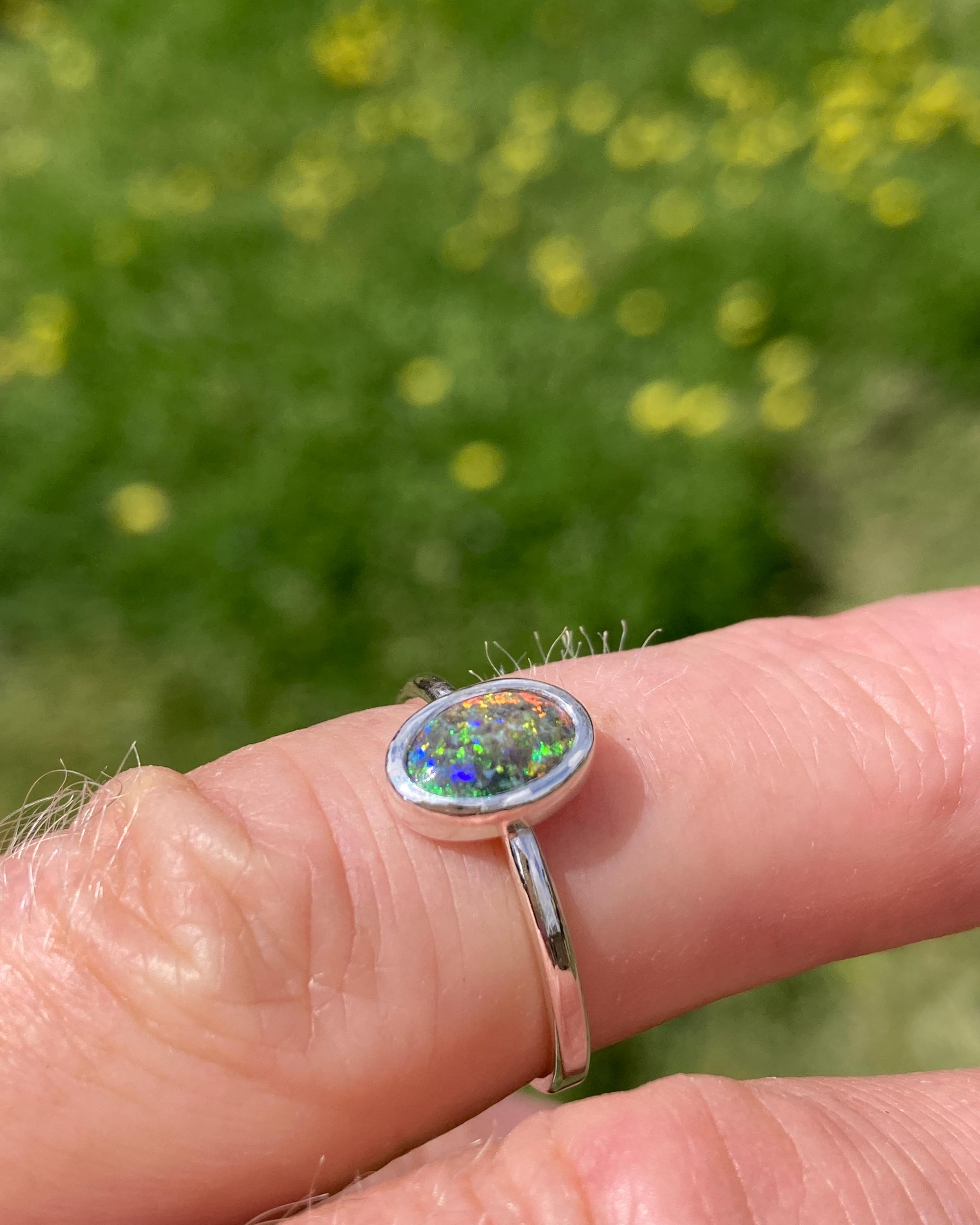 繊細なオーストラリア産マトリックスオパールリング：アルジェンティ