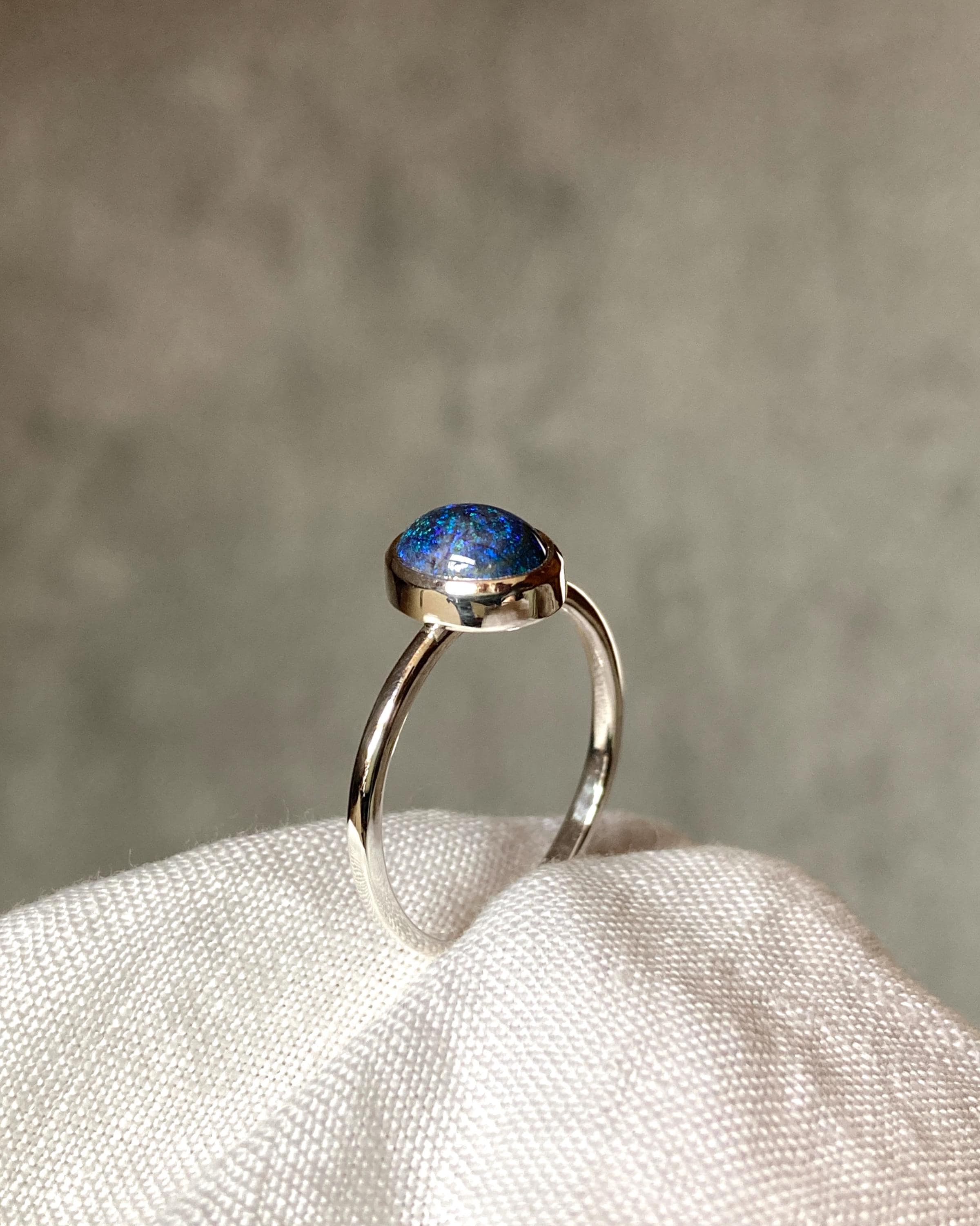 繊細なオーストラリア産マトリックスオパールリング：アルジェンティ