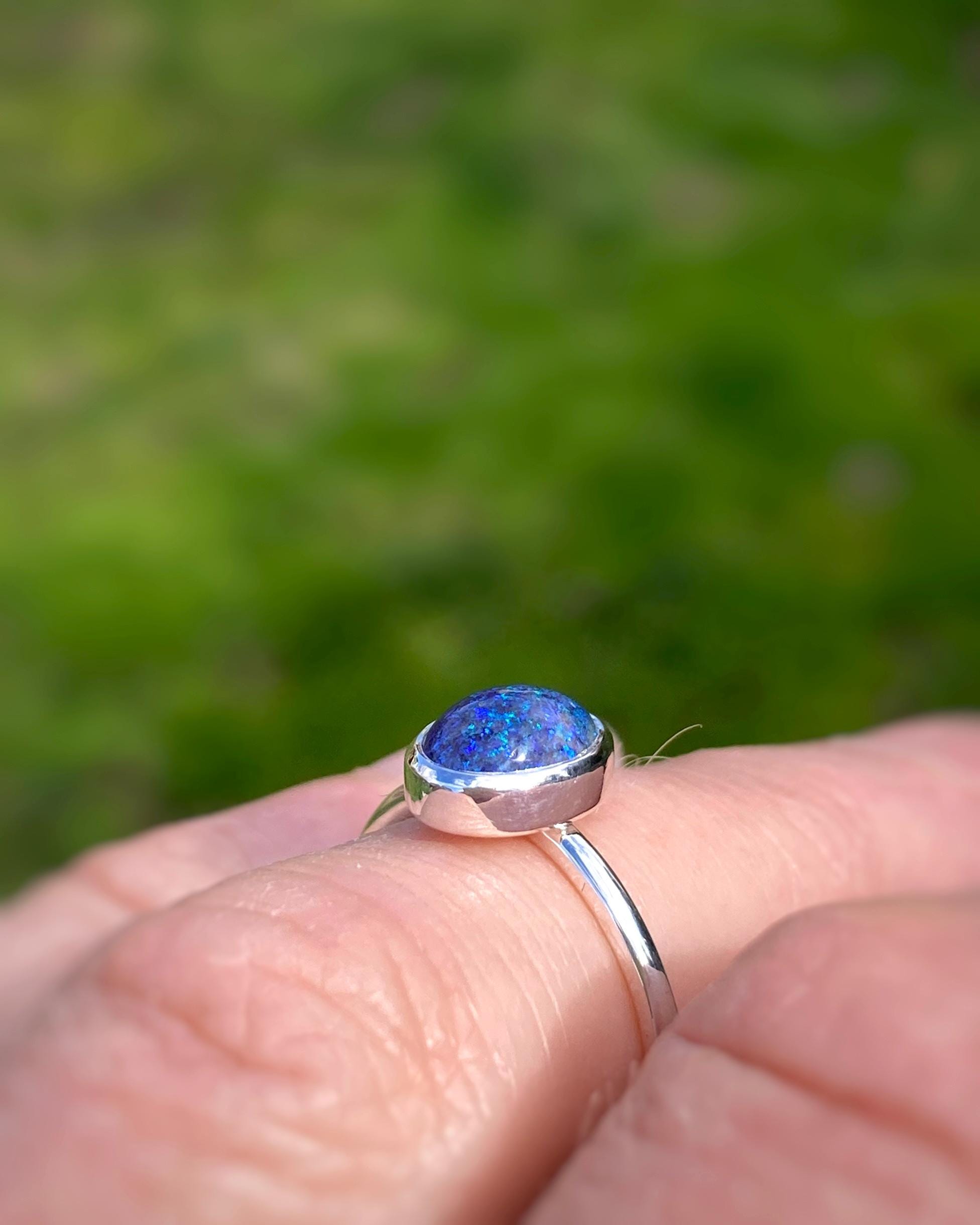 繊細なオーストラリア産マトリックスオパールリング：アルジェンティ