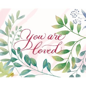 Carte avec feuilles et lettrage de calligraphie, vous êtes aimé Carte