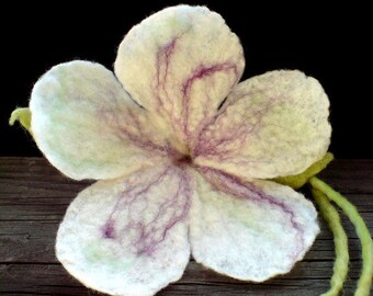 Fleur de feutre pour la décoration intérieure et accessoire de tenue