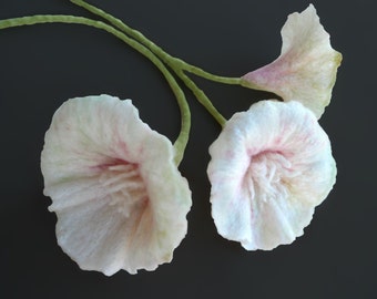 Halskette aus weiß- rosa Filzblüten, zart gefilzter Schmuck aus Wolle und Seide