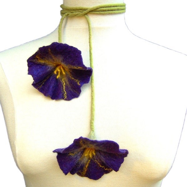 Collier fleurs violettes en feutre