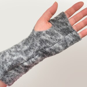Chauffe-bras gris en laine biologique image 3