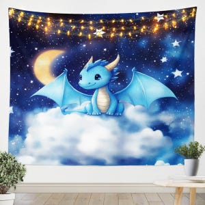 ベビードラゴン壁掛けタペストリー、子供男の子用かわいい動物漫画壁掛けブランケット、星空銀河ネイビー壁掛け装飾用