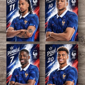 Può includere: Un set di quattro poster con i calciatori francesi Olise, Mbappe, Dembele e Doue. Ogni giocatore indossa una maglia blu con colletto bianco e l'emblema del gallo FFF. Lo sfondo presenta un design a pennellate nei colori blu, bianco e rosso.