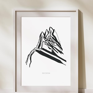 Puede incluir: Impresión en blanco y negro de una cordillera de montañas en líneas con la palabra "Seceda" impresa debajo.