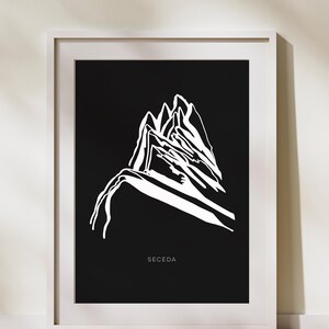 Puede incluir: Impresión en blanco y negro de una cordillera de montañas en líneas con la palabra "Seceda" en la parte inferior.