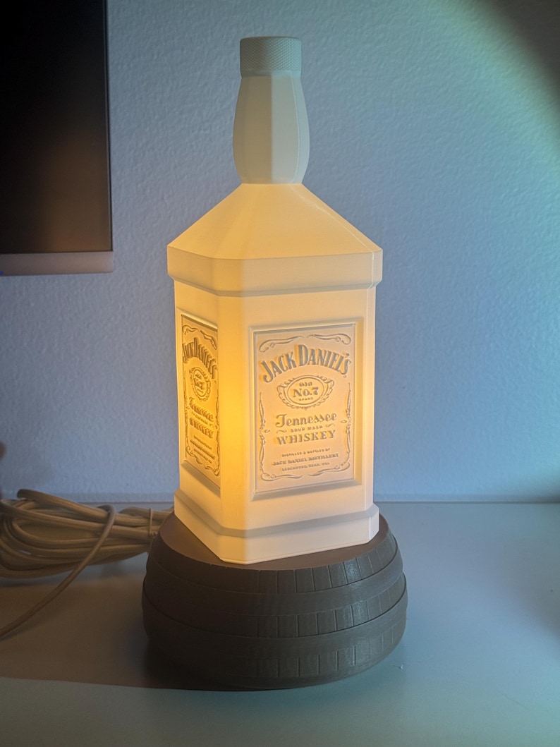 Lámpara de botella de whisky impresa en 3D / Decoración rústica para bar / Luz nocturna inspirada en el whisky de Tennessee / Iluminación para la guarida del hombre / Regalo único para bar / Botella de licor
