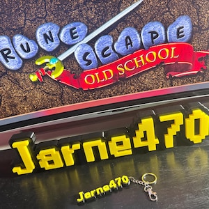 Puede incluir: Un letrero pixelado negro y amarillo que dice "Jarne470" con un llavero a juego. El fondo presenta el logotipo de "RuneScape Old School" con una espada y letras azules en forma de piedra.