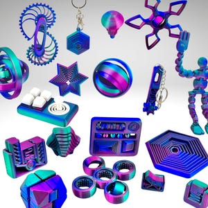 Könnte beinhalten: Eine Sammlung von schillernden 3D-gedruckten Objekten in Blau-, Lila- und Grüntönen. Das Sortiment umfasst geometrische Formen, Schlüsselanhänger, einen Ball, einen Stern, eine Roboterfigur und andere abstrakte Designs. Die Objekte sind auf weißem Hintergrund angeordnet.