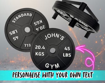 Puede incluir: Platos de pesas negros con letras blancas. Una placa dice "STANDARD" y "20,4 KGS". Otra placa dice "JOHN'S" y "20,4 KGS". El texto "PERSONALIZA CON TU PROPIO TEXTO" está en la parte inferior.